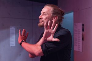 Zauberkünstler und Magier Jan Gerken im Museum für Illusionen Illuseum Berlin mit Zauberei für Familien