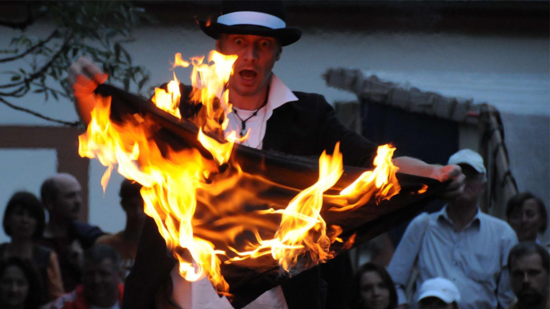 Zauberer Jan Gerken aus dem Illuseum Berlin als Feuer Zauberer auf dem Dorffest in Seligenstadt