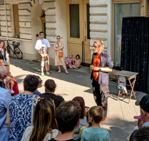Street Magic vor dem Zauberladen Fabiolus Magic Berlin Zaubershow zum Geburtstag